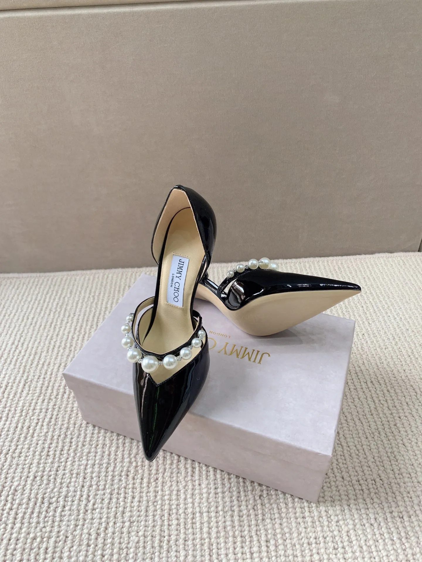 👟👟 Women's Shoes Women's Clothing Women's Shoes Women's Clothing 👟👟Ex-factory price 520👟👟 Women's Shoes Women's Clothing Women's Shoes Women's Clothing JIMMYCHOO AURELI series of high heels!  Original cover last, counter quality, exquisite and eye-catching shoe shape, pointed toe with stiletto heel. Shiny ✨ single arch strap decorated with white pearls, attached to the instep, versatile fashion matching skills. ▪️Cow patent leather ▪️Pearl crystal decoration ▪️Hollow shoe body ▪️Arch strap ▪Heel height 6.5cm 8.5cm ▪️Italian leather outsole